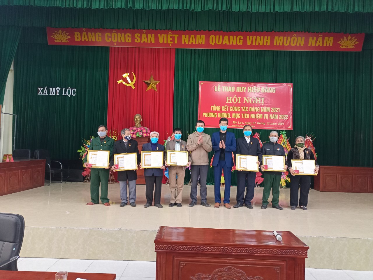 Xã Mỹ Lộc tổ chức trao tặng Huy hiệu Đảng; tổng kết công tác Đảng năm 2021