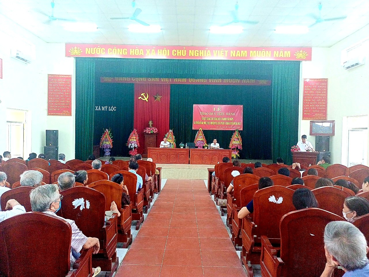 Lễ trao huy hiệu Đảng tại Đảng bộ xã Mỹ Lộc